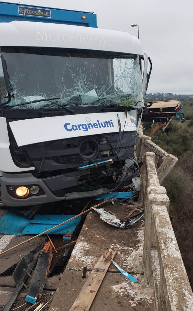 Caminhões colidem na Ponte de Rosário – Em Questão